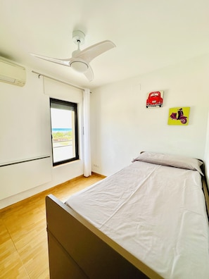 2 bedrooms, iron/ironing board, travel cot, free WiFi