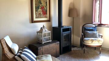 TV, caminetto, videogiochi, lettore DVD