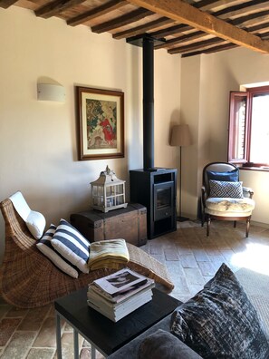 Fernseher, Kamin, Videospiele, DVD-Player