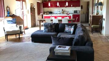 TV, caminetto, videogiochi, lettore DVD