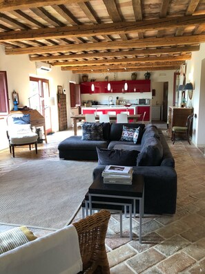 Fernseher, Kamin, Videospiele, DVD-Player
