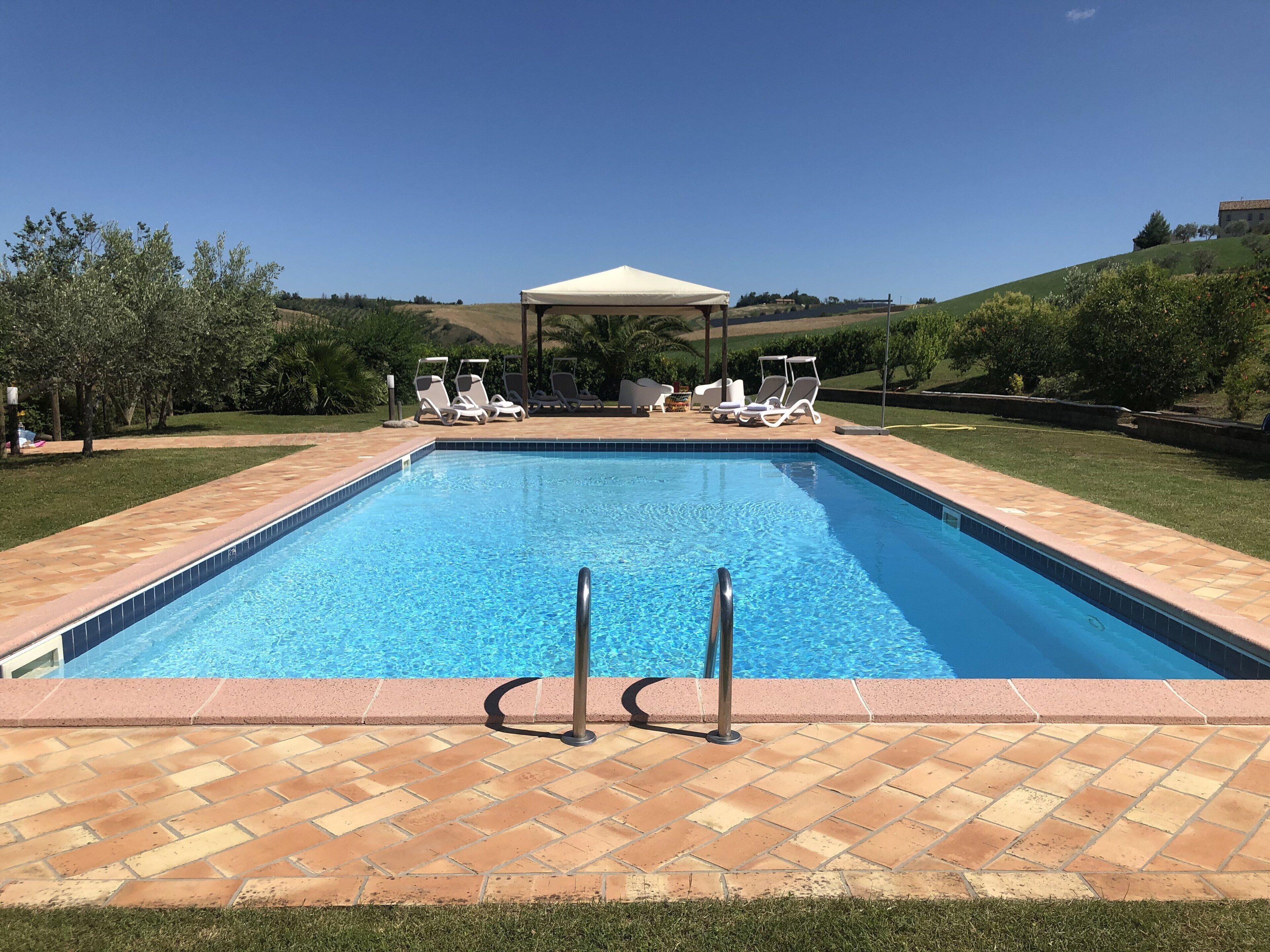 Steps into pool from both ends 