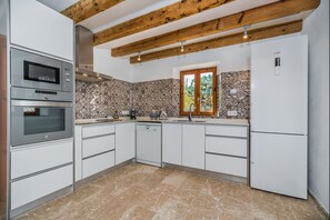 Kylskåp, mikrovågsugn, ugn och diskmaskin