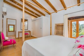 4 habitaciones, tabla de planchar con plancha, internet y ropa de cama 