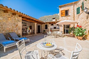 Outdoor dining - Villa Ull de La Font By SunVillas Mallorca (Pollença)