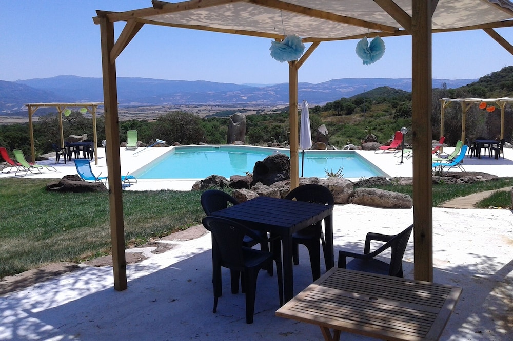 Exclusive villa with swimming pool, 6 km from the sea in a panoramic position