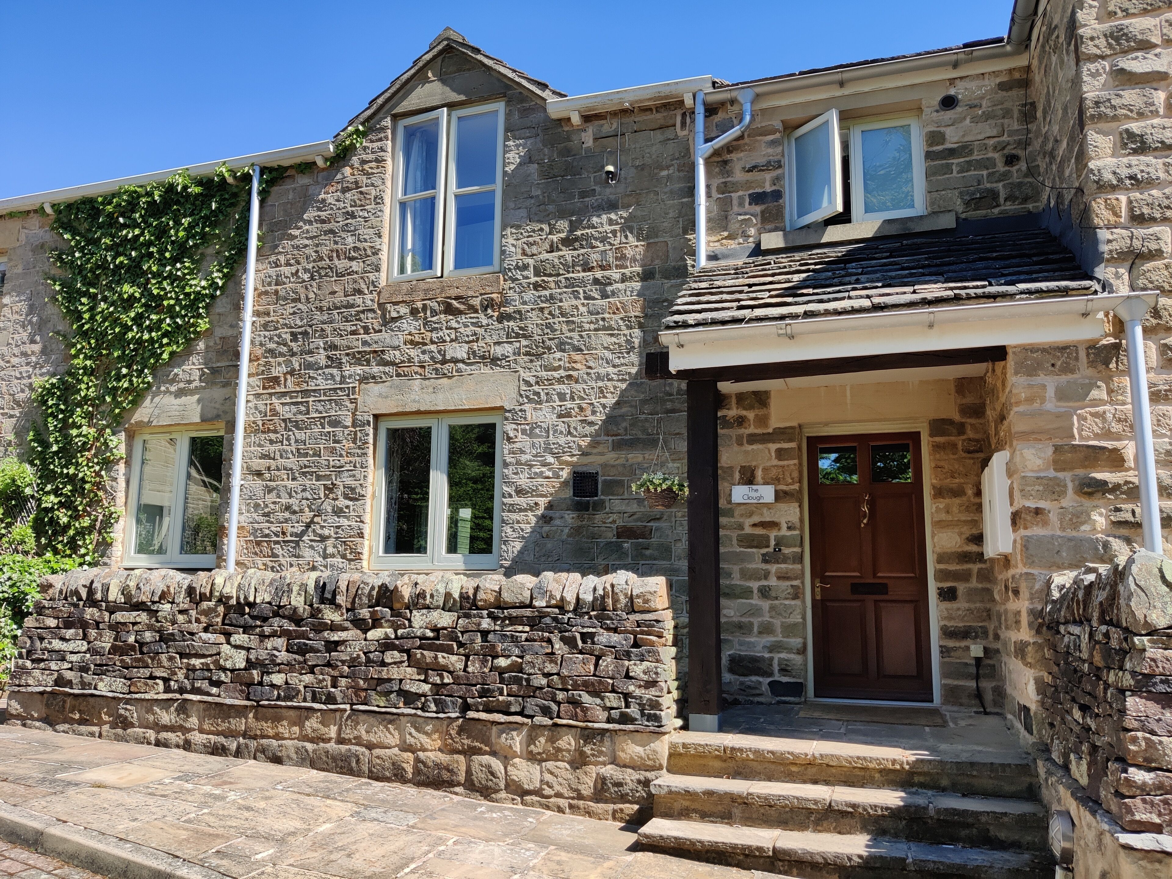 2 Bedroom Country Cottage well behaved pets welcome