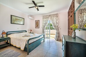 4 chambres, coffres-forts dans les chambres, fer et planche à repasser