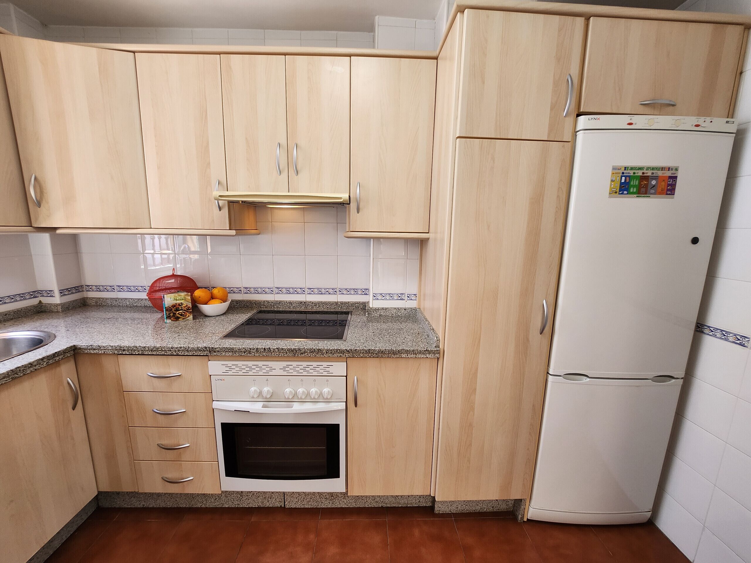Frigorífico, microondas, horno y lavavajillas