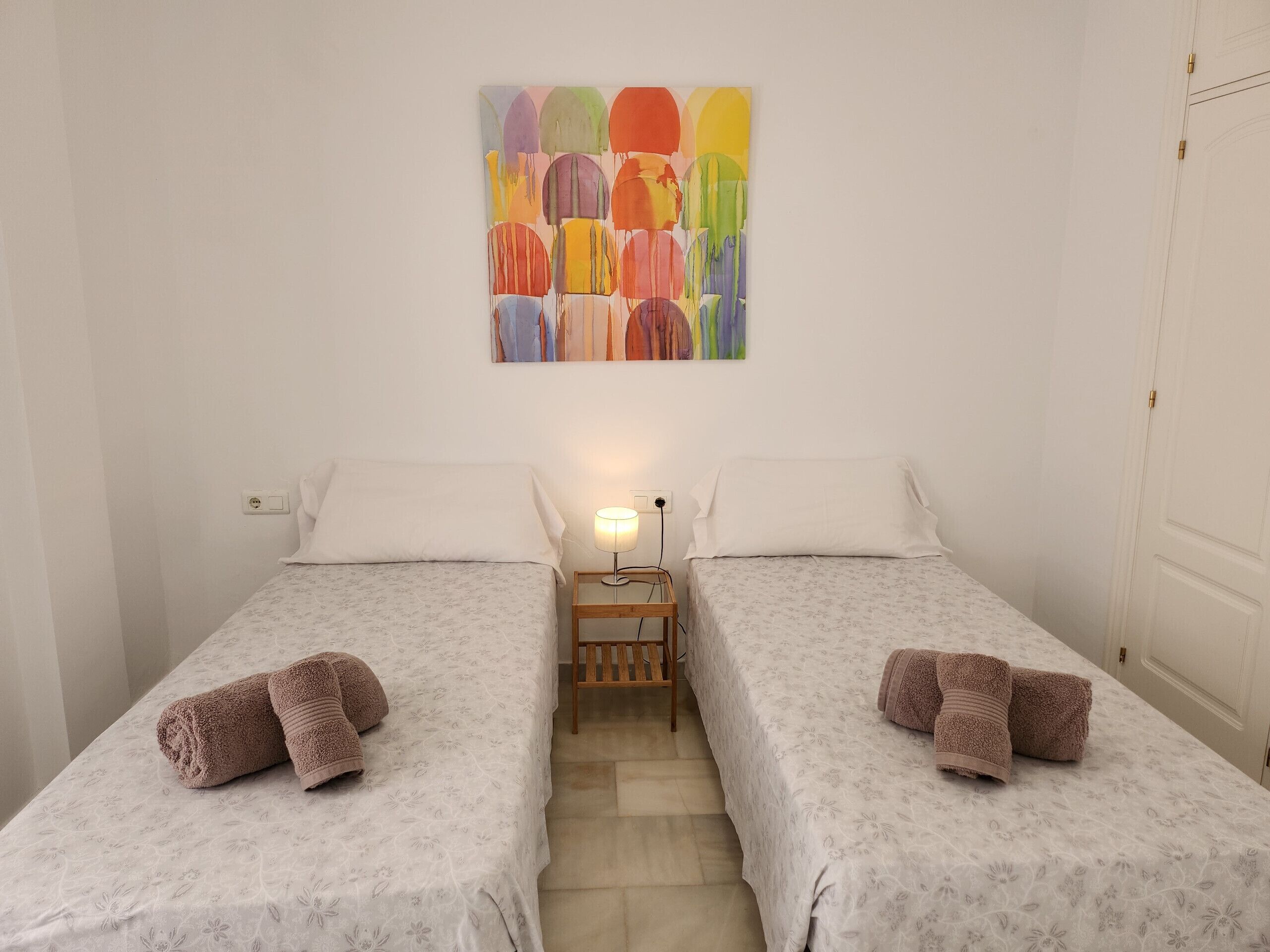 3 slaapkamers, een strijkplank/strijkijzer, gratis wifi, beddengoed
