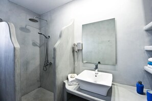 Haartrockner, Handtücher, Shampoo, Toilettenpapier