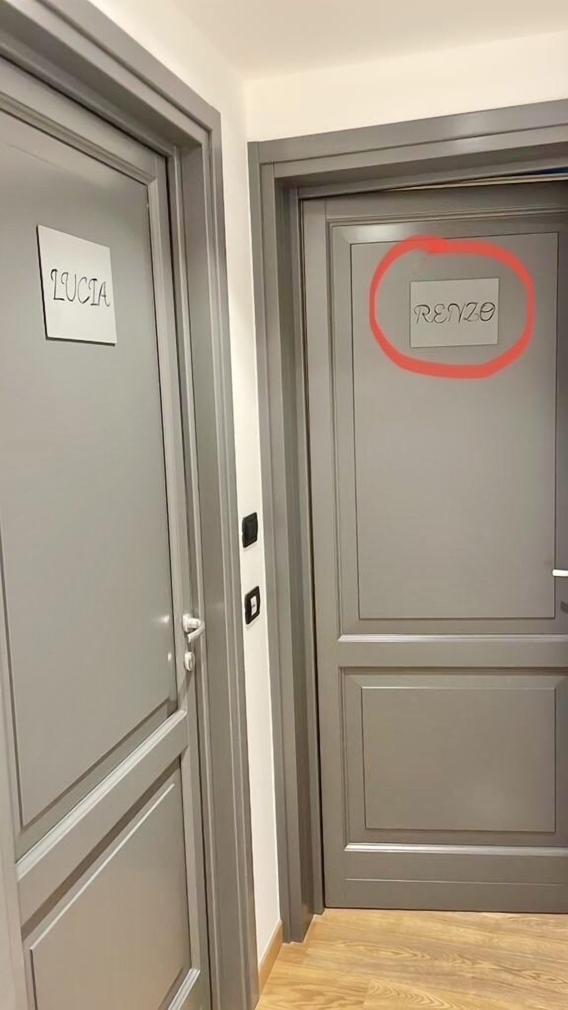 Due porte con scritte sopra, una con la scritta 'LUCTA' e l'altra con 'RENZO'.
