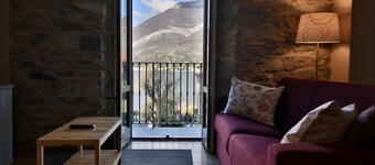 RENZO by KlabHouse-Central 2BDR lakeview w/AC