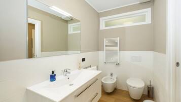 Een douche, een haardroger, een bidet, handdoeken