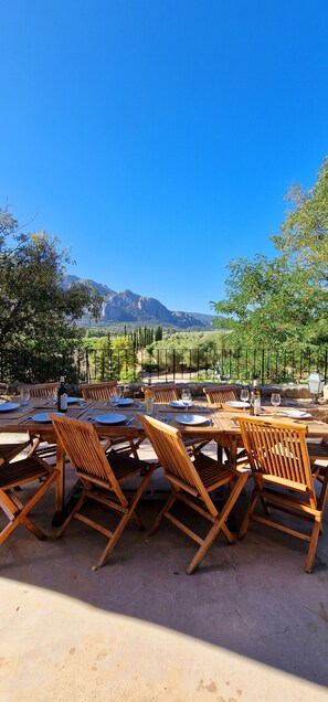 Outdoor dining
