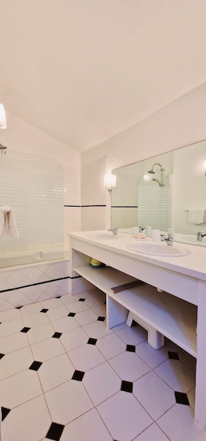 Baignoire, sĂšche-cheveux, serviettes fournies, savon