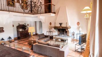 Fernseher, Kamin, Bücher