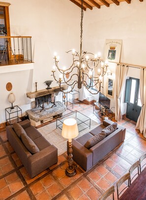 TV, caminetto, libri