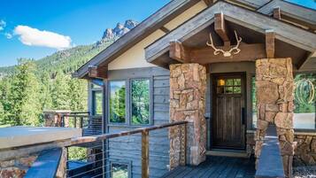 House, 5 Bedrooms | Exterior