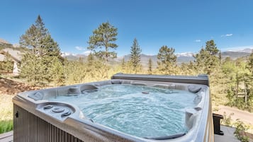 House, 5 Bedrooms | Spa | Hot tub