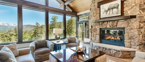 House, 5 Bedrooms | Living room | TV