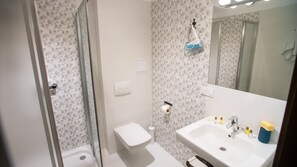 Suite Junior | Kamar mandi | Shower, perlengkapan mandi gratis, pengering rambut, dan sandal