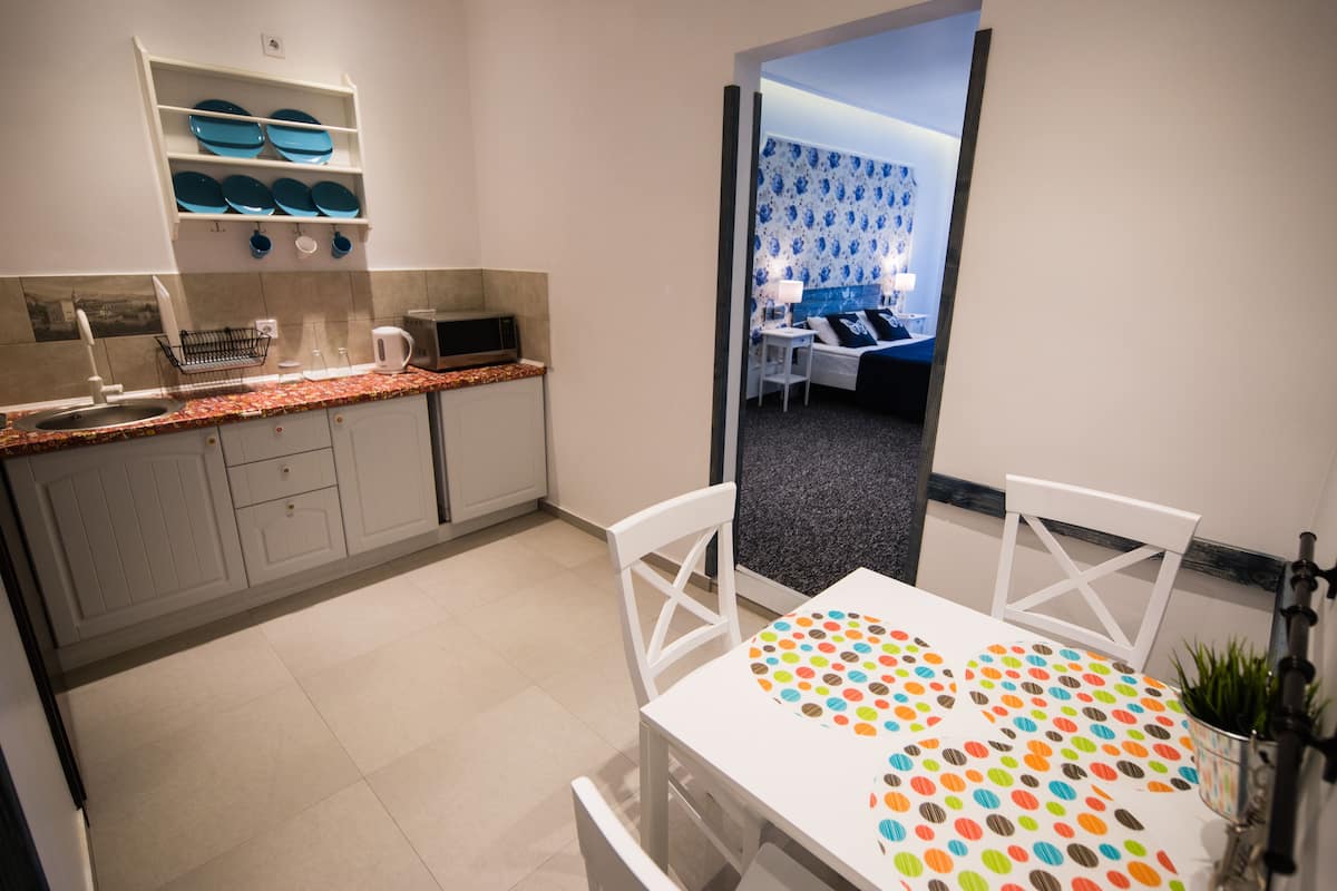 Driepersoonskamer | Een minibar, een kluis op de kamer, een bureau, verduisterende gordijnen