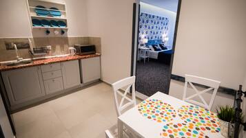 Tremannsrom | Minibar, safe på rommet, skrivebord og blendingsgardiner