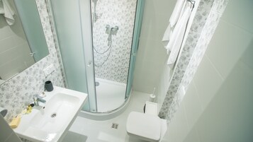 Standard-Doppelzimmer, ohne Fenster | Badezimmer | Dusche, kostenlose Toilettenartikel, Haartrockner, Hausschuhe