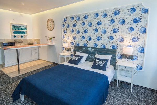 Minibar, caja de seguridad en la habitación y escritorio