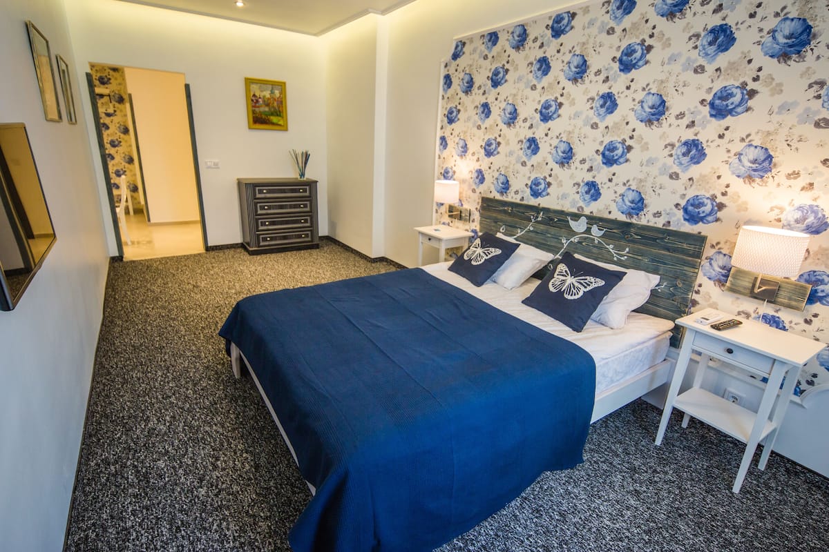 Junior suite, balkon | Een minibar, een kluis op de kamer, een bureau, verduisterende gordijnen