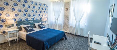 Studio | Minibar, in-room safe, desk, blackout drapes