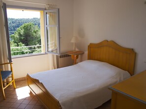 4 habitaciones, caja de seguridad en la habitación y escritorio 