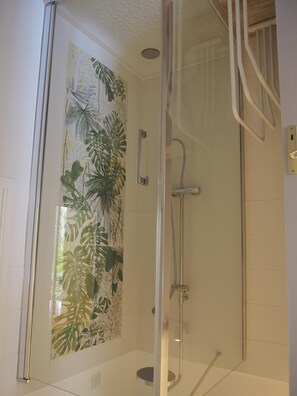 Combined shower/tub, hair dryer, towels, soap - BASTIDE PROVENCALE (4 bdrms-3 bathrms) - SWIMMING POOL - LARGE ARBORUS GARDEN - VIEW ON ST PAUL (Vence)
