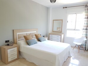 4 bedrooms, iron/ironing board, WiFi, bed sheets