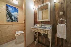 Kombinert dusj/badekar, hårføner, bidé og håndklær