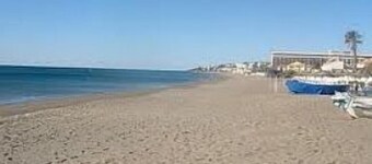 Apartment Overlooking Pool & Peaceful Gardens, 2 Min Walk To Beach & Boardwalk