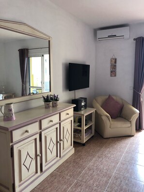 TV, DVD-spiller, bøker og stereoanlegg