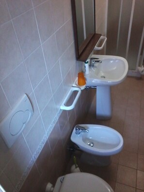 Kamar Keluarga | Kamar mandi | Shower, pengering rambut, handuk, dan sabun