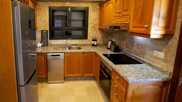 Een koelkast, een microgolfoven, een oven, een kookplaat