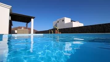 Een buitenzwembad en een verwarmd zwembad