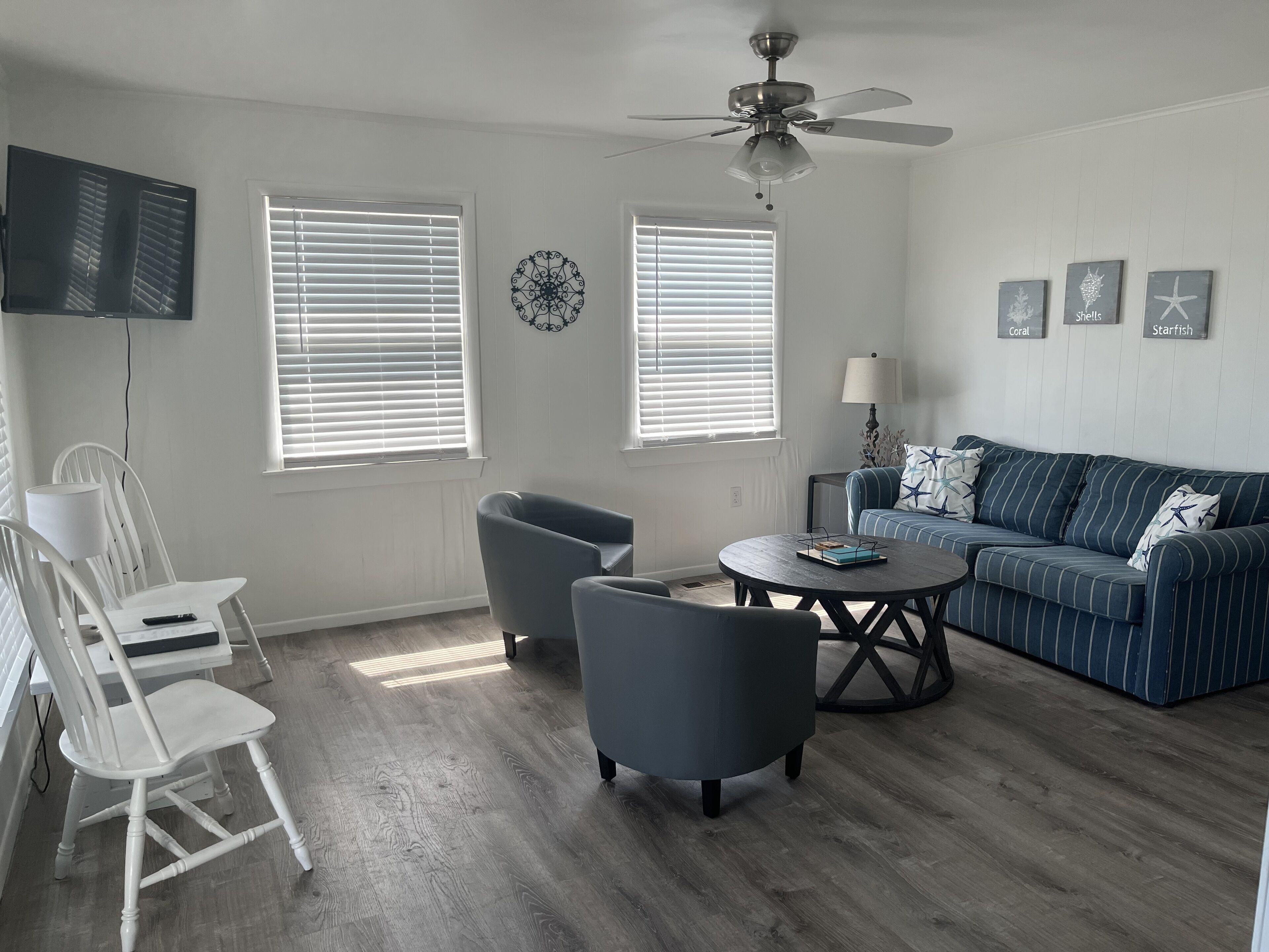 family cottage, 4 bedrooms, 2 bathrooms, ocean view | living area