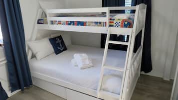 Familien-Ferienhaus, 3 Schlafzimmer, Küche, Blick auf den Innenhof | Pillowtop-Betten, Bettwäsche
