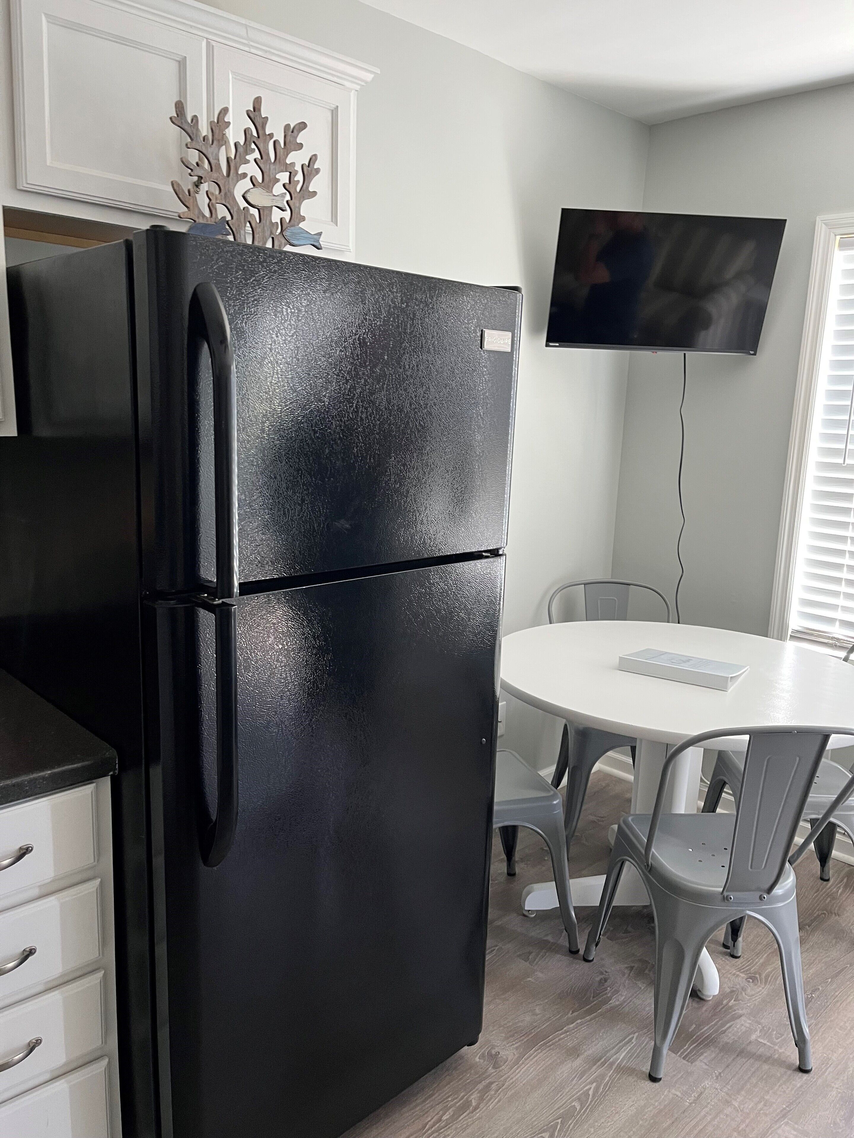 family cottage, 1 queen bed with sofa bed, kitchen, courtyard view | private kitchen | fridge, microwave, oven, stovetop