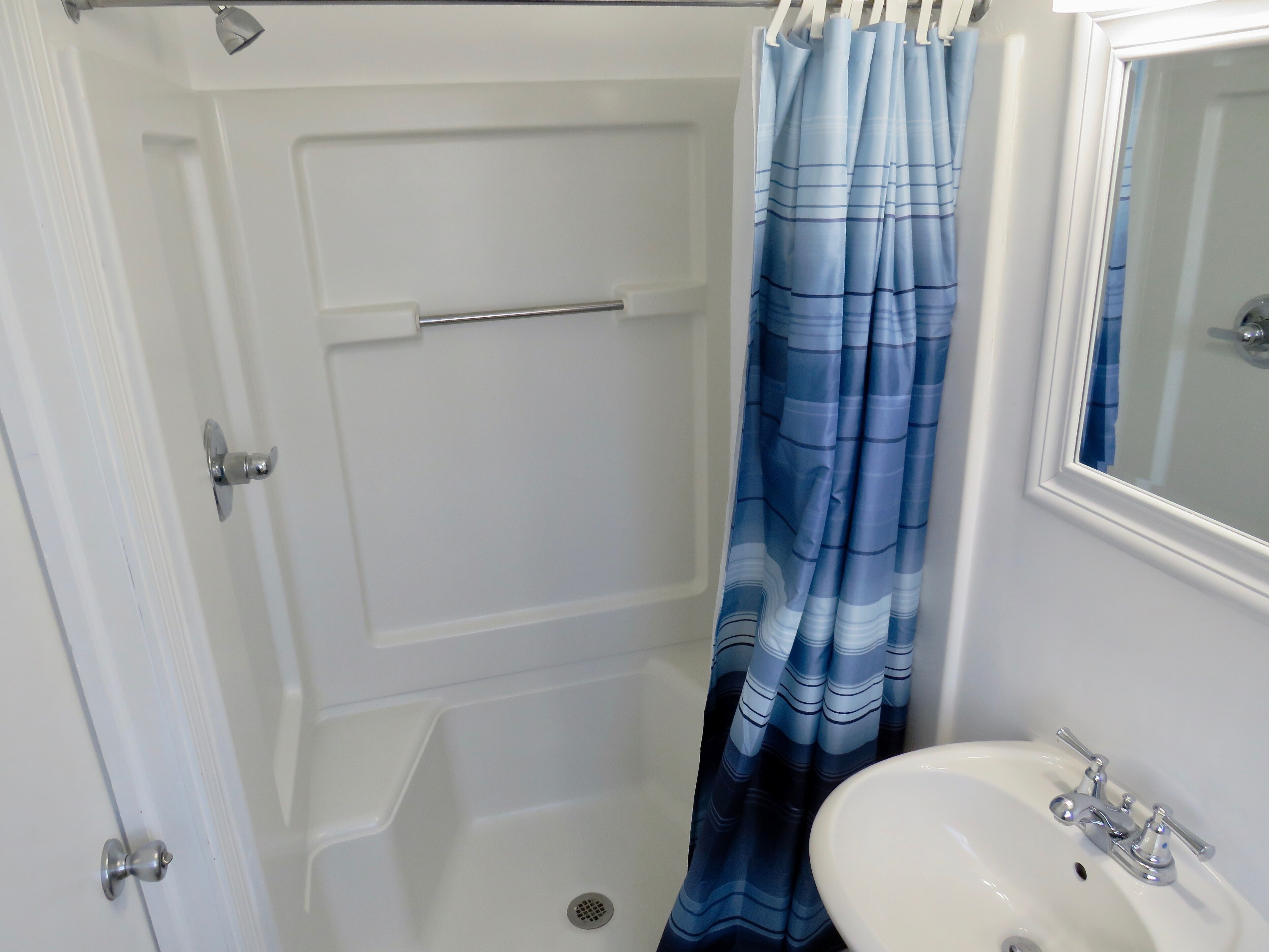 towels, soap, shampoo, toilet paper