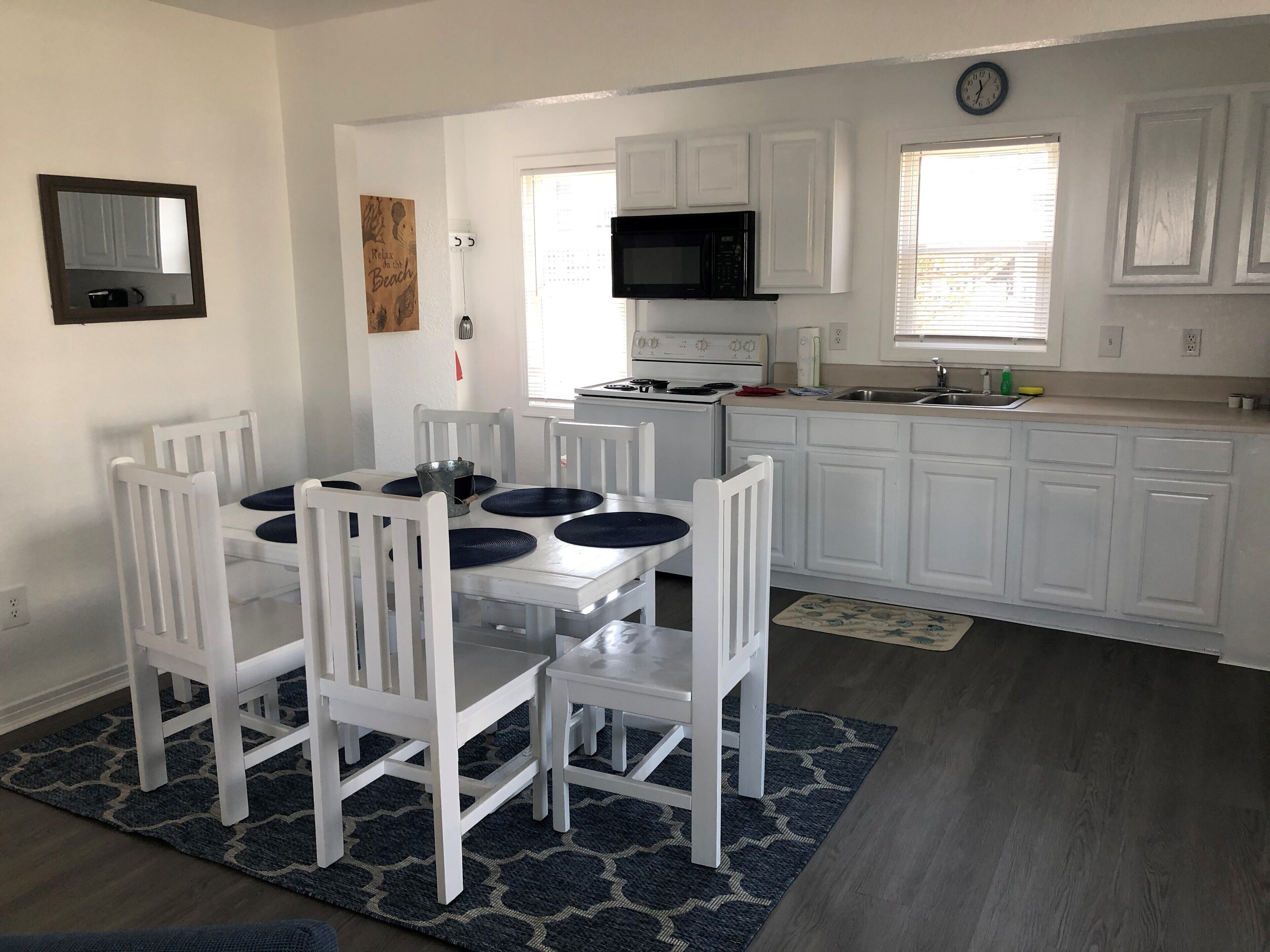 Family Cottage, 3 Bedrooms, 2 Bathrooms, Courtyard View | Private kitchen | Fridge, microwave, oven, stovetop