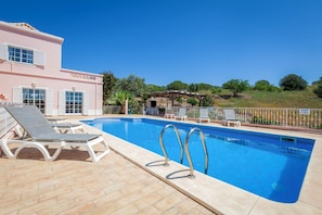 Piscina a l'aire lliure i piscina climatitzada