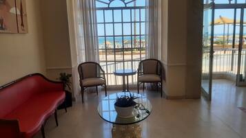 Una Smart TV, libros