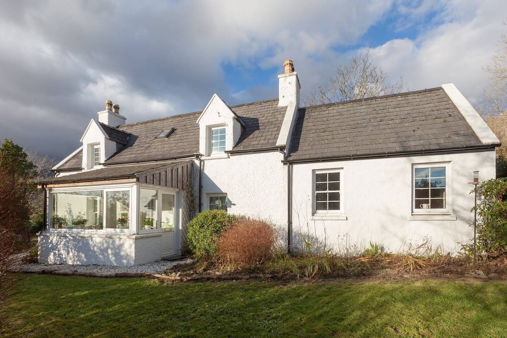 Beautiful Skye Crofter's Cottage sleeps six close to mountains, sea and beach