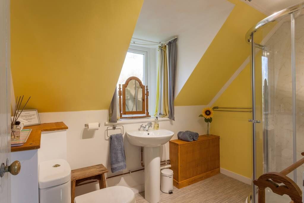 Beautiful Skye Crofter's Cottage sleeps six close to mountains, sea and beach